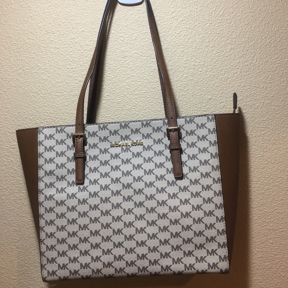 NWT Michael Michael Kors shoulder bag. - Picture 9 of 10